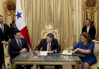 Presidente sanciona Ley que garantiza abastecimiento de medicinas