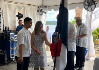 Ministra Turner entrega bandera nacional a Mariano Rivera en celebración de fundación de Puerto Caimito