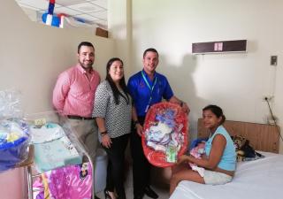 Regional de Los Santos dona canastillas