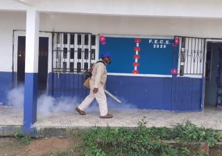 Jornada de fumigación en centros educativos de Bocas del Toro