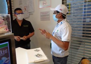 Funcionarios del Centro de Salud de Juan Díaz, verifican el cumplimiento al decreto 489   
