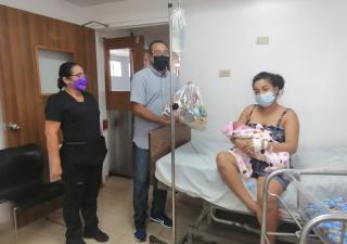 Madres puérpereas reciben bolsas con alimentos