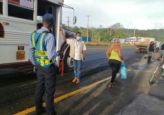 Nuevamente sancionan a colonenses por no usar pantalla facial en colectivo  