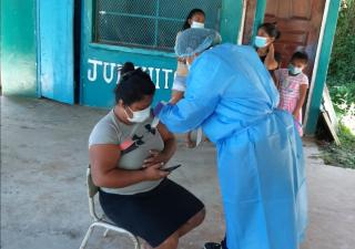 Residentes de Junquito en Bocas del Toro acuden a vacunarse