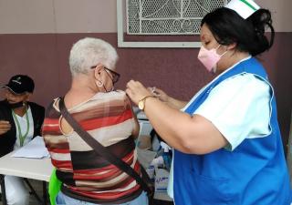 Jornada de vacunación extra muro en varios puntos de la capital