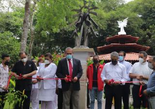 Develan monumento en honor a víctimas de la Covid-19 