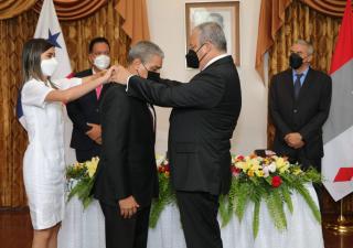 Ministro Sucre recibe condecoración "Presidente Juan Demóstenes Arosemena" de la Gobernación de Coclé 