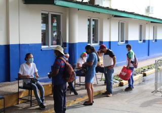 Exhortan a los adultos mayores mantener el uso correcto de las mascarillas 