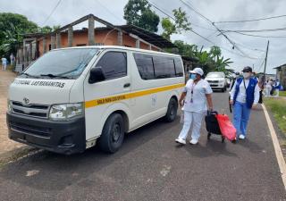 El equipo de enfermería regional realizan vacunación casa por casa en Las Mañanitas 