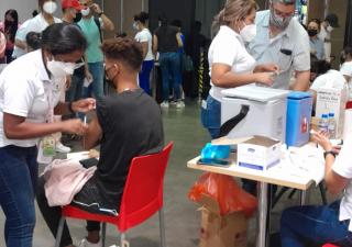  Puesto fijo de vacunación se mantiene fines de semana en Metro Mall