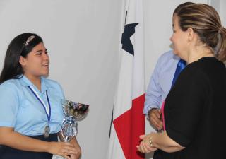 Ganadora de Concurso de Oratoria visita a la ministra