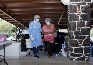 Segundo día de vacunación a personas con discapacidad en el Parque Omar