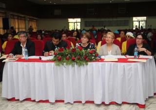 Ministra se reúne con comité de víctimas del Dietilenglicol