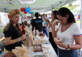 Colaboradores participan en la celebración del Afro Caribbean Fest