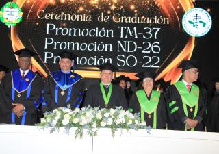 Facultad de Medicina gradúa a 72 profesionales comprometidos con la salud del país