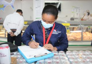 Verifican comercios en el sector de la 24 de diciembre   