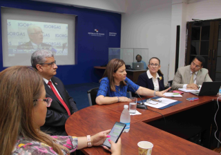 Ministra se reúne con internistas de hospitales.