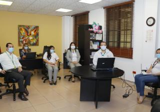 Dirección de Farmacia y Drogas se reúne con fabricantes de cosméticos y desinfectantes