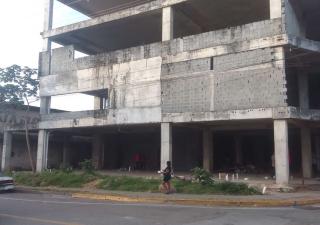 Operativo de limpieza en la  construcción del Centro de Salud de Curundú