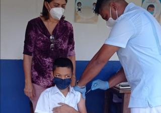 Vacunan población estudiantil de doce años en adelante en Los Santos 