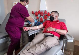 Santeños acuden a donar sangre en el día del donante voluntario
