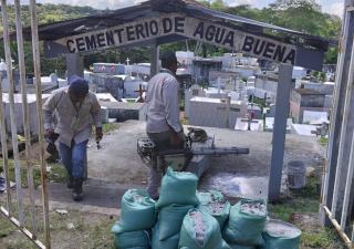 Inspeccionan y fumigan cementeros de Los Santos   
