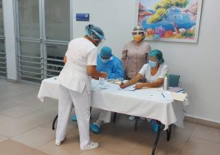 Aplicación de vacunas a personal de primera línea continúa en Los Santos