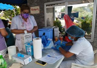 Aplican dosis de refuerzo a mayores de 18 años en Los Santos 
