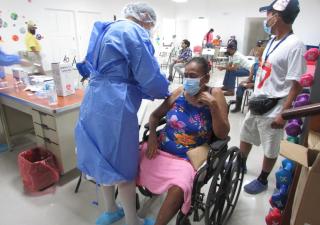 Los Santos recibe 732 dosis de vacunas