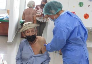 450 dosis contra COVID-19 llegan a Los Santos