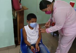 Inicia vacunación pediátrica por circuito en Los Santos  