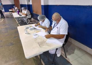 Masiva asistencia a centro de vacunación con AstraZeneca en Las Tablas