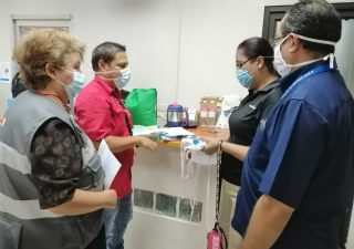 Región de Salud de Herrera distribuye mascarillas. 
