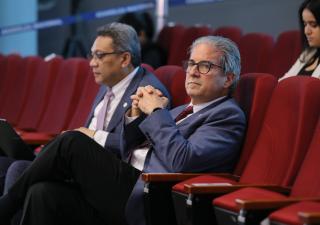 Autoridades del Minsa realizan siembra de banderitas en el mes de la Campaña de la Cinta Rosada y Celeste