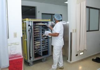 Pacientes del Hospital Santo Tomás complacidos por nuevo servicio de comida