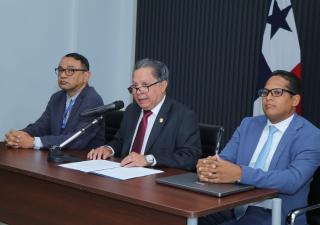 Ministro Boyd Galindo pide mayor análisis del Proyecto de Ley 19 que busca extender horarios en los centros de salud