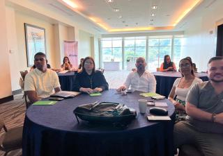 Equipo de salud evalúa a las familias que retornan a sus casas