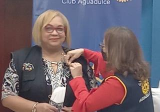 El Club Rotario de Aguadulce entrega Pink del fin del polio a miss Hewitt