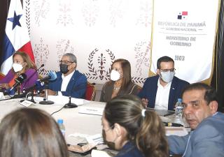 Mesa revisa listado de medicamentos y evalúa fijar precios topes 