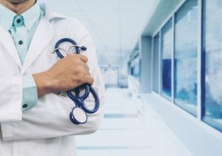 Adjudican 195 nuevas plazas a médicos internos