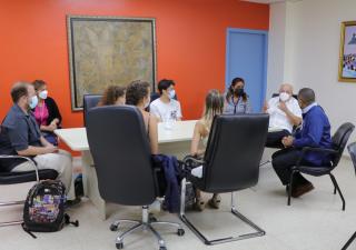 Estudiantes de medicina de la Universidad de Burdeos comparten conocimientos con especialistas en el HSMA