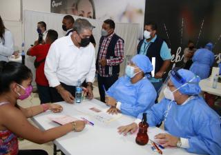 Inicia aplicación de vacunas a turistas 