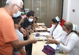 Población de San Miguelito se beneficia con la dosis de la vacuna bivalente