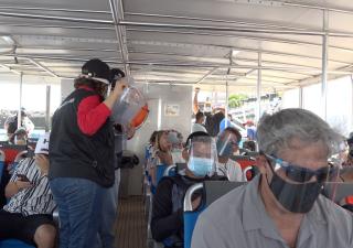 Entregan pantallas faciales a pasajeros para Taboga 