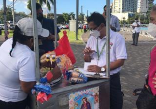 Verifican puestos de buhonería en Cinta Costera