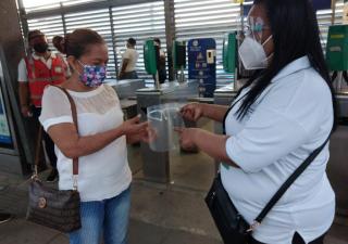 Promoción de la Salud distribuyó pantallas faciales a usuarios del transporte público 