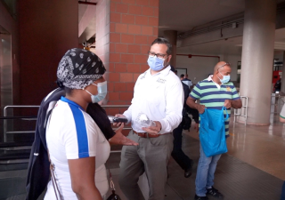 Promoción de la Salud Metropolitana entregó mascarillas en Terminal de Transporte  