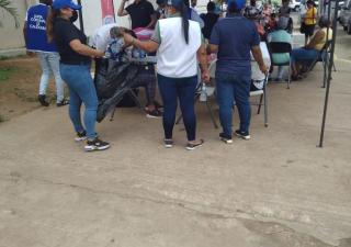 Equipo de enfermeras de la región metropolitana continúa la vacunación contra la influenza