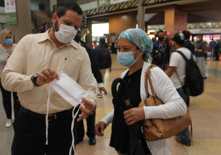 Entregan mascarillas a las personas en terminal de transporte