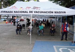 Continúan giras de verificación a centros de vacunación del circuito 8-10